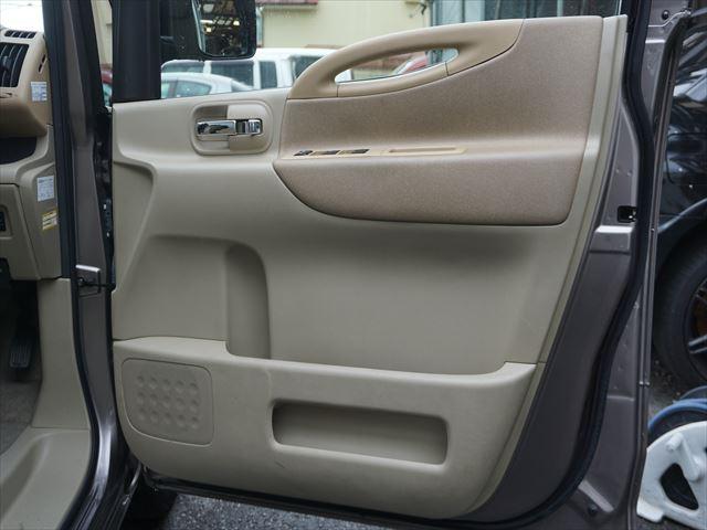 セレナ 　福祉車両チェアキャブ電動リモコン付きスロープ　車いす２基　２列目電動ウィンチ　３列目後退防止ベルト電動固定装置　インテリジェントキー２個　禁煙車　取説保証書２４か月点検記録簿８枚１２か月点検記録簿２枚（44枚目）