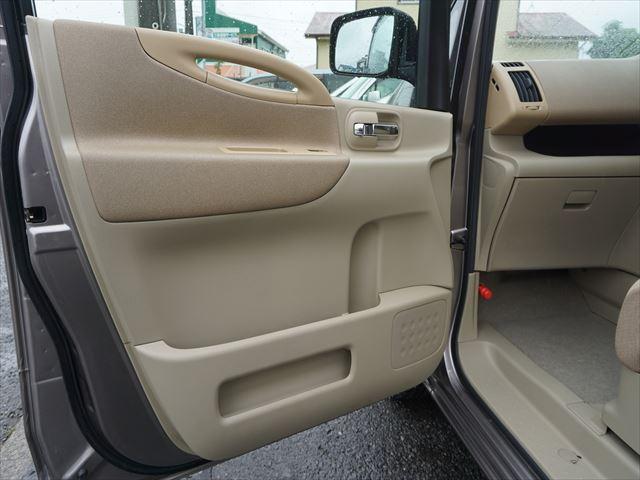 セレナ 　福祉車両チェアキャブ電動リモコン付きスロープ　車いす２基　２列目電動ウィンチ　３列目後退防止ベルト電動固定装置　インテリジェントキー２個　禁煙車　取説保証書２４か月点検記録簿８枚１２か月点検記録簿２枚（65枚目）