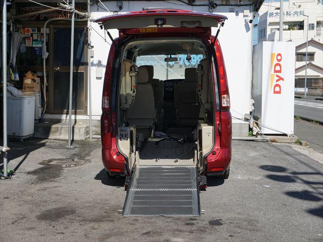 セレナ 　福祉車両チェアキャブスロープ車いす２名　２列目電動ウィンチ３列目後退防止ベルト電動固定装置　走行４６４７６キロ　禁煙車　キーレス　ウィンチリモコン　純正ナビバックカメラ　取説（3枚目）