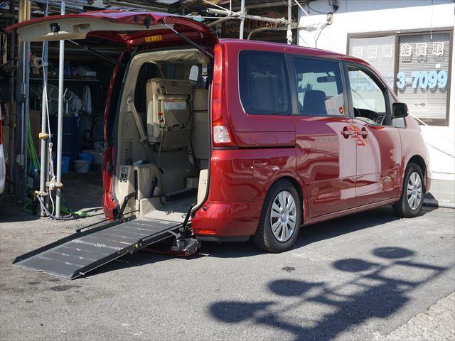 セレナ 　福祉車両チェアキャブスロープ車いす２名　２列目電動ウィンチ３列目後退防止ベルト電動固定装置　走行４６４７６キロ　禁煙車　キーレス　ウィンチリモコン　純正ナビバックカメラ　取説（8枚目）