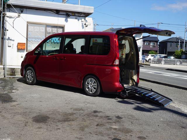 セレナ 　福祉車両チェアキャブスロープ車いす２名　２列目電動ウィンチ３列目後退防止ベルト電動固定装置　走行４６４７６キロ　禁煙車　キーレス　ウィンチリモコン　純正ナビバックカメラ　取説（9枚目）