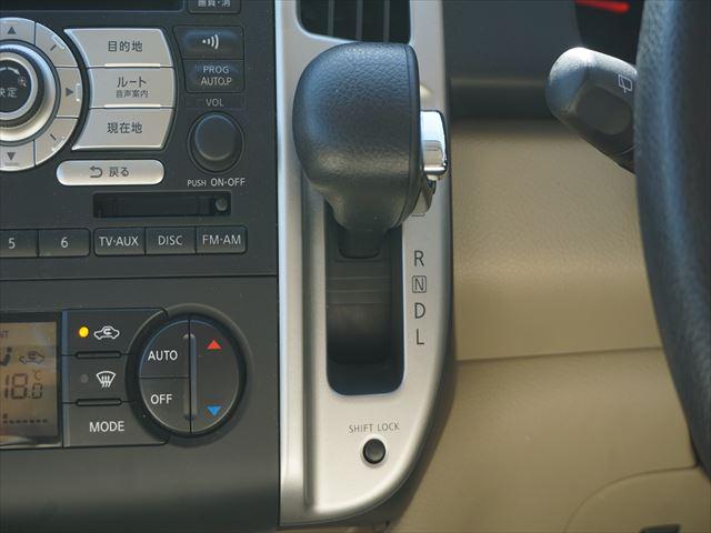 セレナ 　福祉車両チェアキャブスロープ車いす２名　２列目電動ウィンチ３列目後退防止ベルト電動固定装置　走行４６４７６キロ　禁煙車　キーレス　ウィンチリモコン　純正ナビバックカメラ　取説（11枚目）