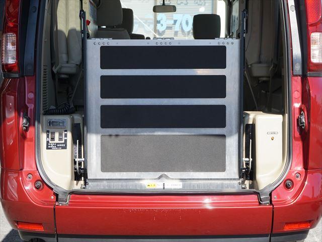 セレナ 　福祉車両チェアキャブスロープ車いす２名　２列目電動ウィンチ３列目後退防止ベルト電動固定装置　走行４６４７６キロ　禁煙車　キーレス　ウィンチリモコン　純正ナビバックカメラ　取説（18枚目）