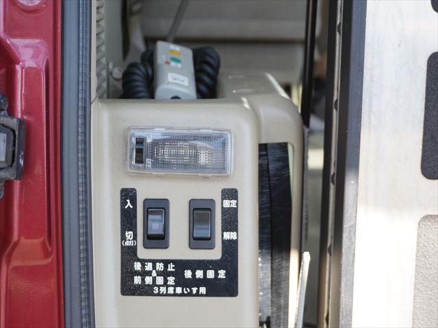 セレナ 　福祉車両チェアキャブスロープ車いす２名　２列目電動ウィンチ３列目後退防止ベルト電動固定装置　走行４６４７６キロ　禁煙車　キーレス　ウィンチリモコン　純正ナビバックカメラ　取説（23枚目）