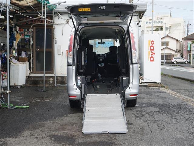 セレナ 　福祉車両チェアキャブスロープ車いす２名　２列目電動ウィンチ　３列目後退防止ベルト　オートステップ　左パワードア　禁煙車　取説　保証書　インテリジェントキー　ワンオーナー　リヤエアコン　１年保証（3枚目）