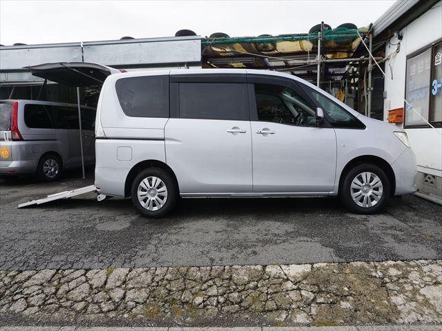 セレナ 　福祉車両チェアキャブスロープ車いす２名　２列目電動ウィンチ　３列目後退防止ベルト　オートステップ　左パワードア　禁煙車　取説　保証書　インテリジェントキー　ワンオーナー　リヤエアコン　１年保証（4枚目）