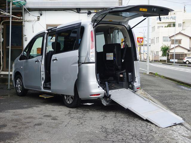 セレナ 　福祉車両チェアキャブスロープ車いす２名　２列目電動ウィンチ　３列目後退防止ベルト　オートステップ　左パワードア　禁煙車　取説　保証書　インテリジェントキー　ワンオーナー　リヤエアコン　１年保証（9枚目）