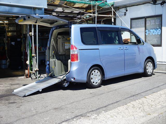 ノア 　福祉車両ＧＬセレクションクルマイスシヨウスロープタイプタイプ１　２列目電動ウィンチ　車イス１名　走行１７７０５キロ　左パワースライドドア　禁煙車　キーレス　ドライブレコーダー（8枚目）
