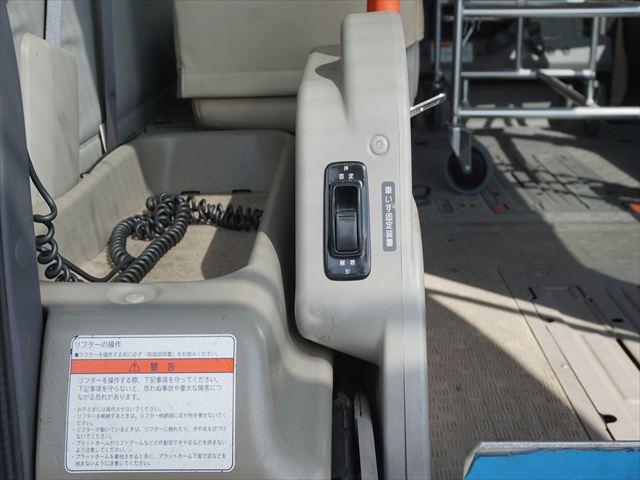 キャラバンバス 　福祉車両チェアキャブリフタークルマイス２基Ｍ仕様１０人乗りストレッチャー　８ナンバー左オートステップ　走行１２４５５キロ　禁煙車　キーレスオートステップ（33枚目）