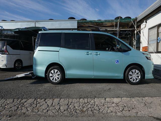 ヴォクシー 　福祉車両ＸＣパッケージウェルキャブ車いす２名仕様スロープ　２列目電動ウィンチ電動固定装置　３列目後退防止装置電動固定装置　ナビバックカメラ　キーレススペアキー（4枚目）