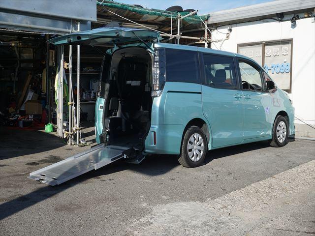 ヴォクシー 　福祉車両ＸＣパッケージウェルキャブ車いす２名仕様スロープ　２列目電動ウィンチ電動固定装置　３列目後退防止装置電動固定装置　ナビバックカメラ　キーレススペアキー（8枚目）