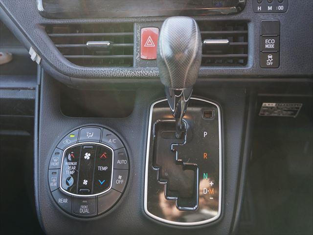 ヴォクシー 　福祉車両ＸＣパッケージウェルキャブ車いす２名仕様スロープ　２列目電動ウィンチ電動固定装置　３列目後退防止装置電動固定装置　ナビバックカメラ　キーレススペアキー（11枚目）