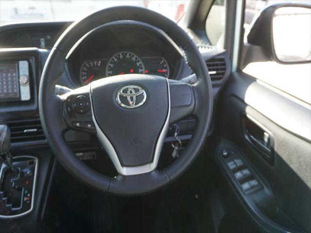 ヴォクシー 　福祉車両ＸＣパッケージウェルキャブ車いす２名仕様スロープ　２列目電動ウィンチ電動固定装置　３列目後退防止装置電動固定装置　ナビバックカメラ　キーレススペアキー（16枚目）