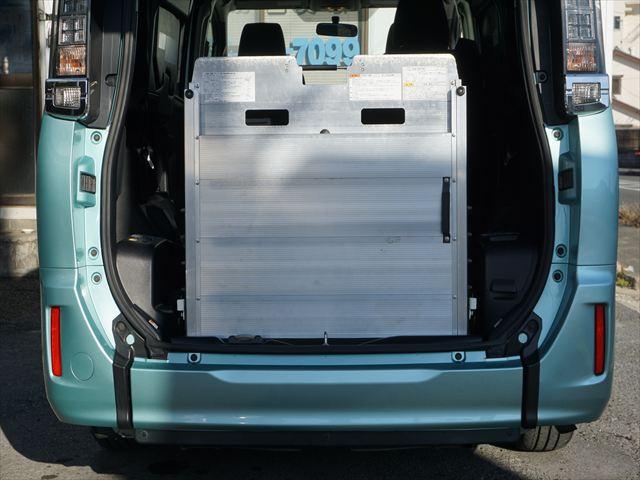 ヴォクシー 　福祉車両ＸＣパッケージウェルキャブ車いす２名仕様スロープ　２列目電動ウィンチ電動固定装置　３列目後退防止装置電動固定装置　ナビバックカメラ　キーレススペアキー（18枚目）