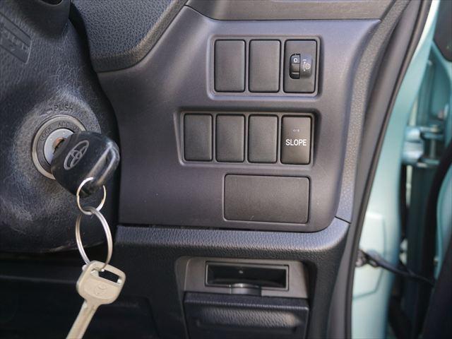 ヴォクシー 　福祉車両ＸＣパッケージウェルキャブ車いす２名仕様スロープ　２列目電動ウィンチ電動固定装置　３列目後退防止装置電動固定装置　ナビバックカメラ　キーレススペアキー（25枚目）