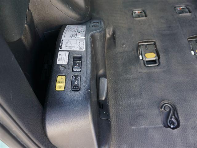 ヴォクシー 　福祉車両ＸＣパッケージウェルキャブ車いす２名仕様スロープ　２列目電動ウィンチ電動固定装置　３列目後退防止装置電動固定装置　ナビバックカメラ　キーレススペアキー（31枚目）