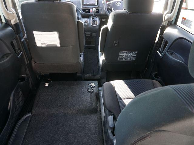 ヴォクシー 　福祉車両ＸＣパッケージウェルキャブ車いす２名仕様スロープ　２列目電動ウィンチ電動固定装置　３列目後退防止装置電動固定装置　ナビバックカメラ　キーレススペアキー（35枚目）