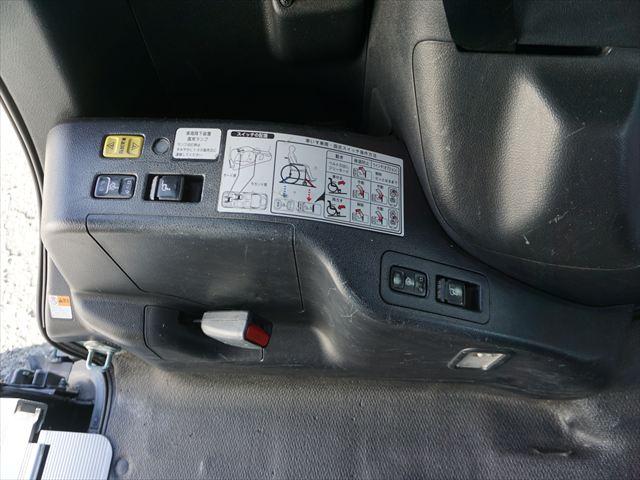 ヴォクシー 　福祉車両ＸＣパッケージウェルキャブ車いす２名仕様スロープ　２列目電動ウィンチ電動固定装置　３列目後退防止装置電動固定装置　ナビバックカメラ　キーレススペアキー（44枚目）