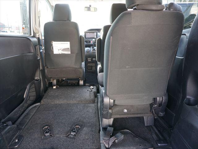 ヴォクシー 　福祉車両ＸＣパッケージウェルキャブ車いす２名仕様スロープ　２列目電動ウィンチ電動固定装置　３列目後退防止装置電動固定装置　ナビバックカメラ　キーレススペアキー（45枚目）