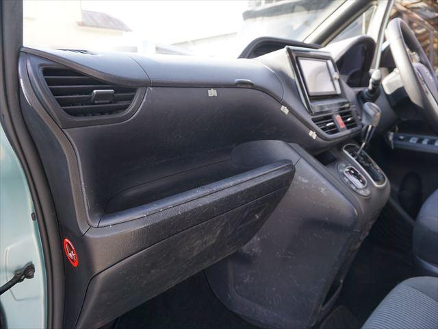 ヴォクシー 　福祉車両ＸＣパッケージウェルキャブ車いす２名仕様スロープ　２列目電動ウィンチ電動固定装置　３列目後退防止装置電動固定装置　ナビバックカメラ　キーレススペアキー（54枚目）