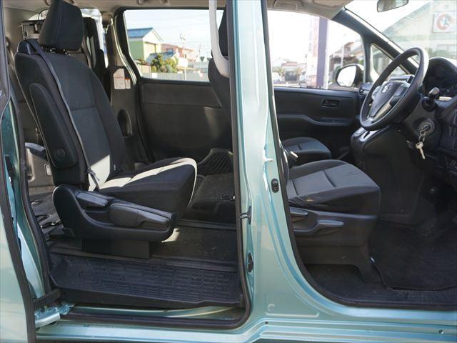 ヴォクシー 　福祉車両ＸＣパッケージウェルキャブ車いす２名仕様スロープ　２列目電動ウィンチ電動固定装置　３列目後退防止装置電動固定装置　ナビバックカメラ　キーレススペアキー（57枚目）