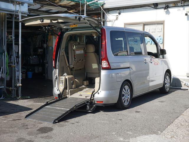 セレナ 　福祉車両チェアキャブスロープ車いす２名　２列目電動ウィンチ３列目後退防止ベルト　ナビバックカメラ　キーレス（8枚目）
