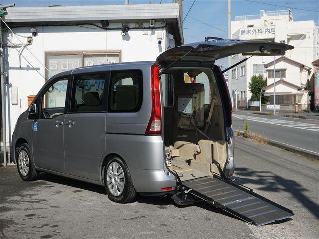セレナ 　福祉車両チェアキャブスロープ車いす２名　２列目電動ウィンチ３列目後退防止ベルト　ナビバックカメラ　キーレス（9枚目）