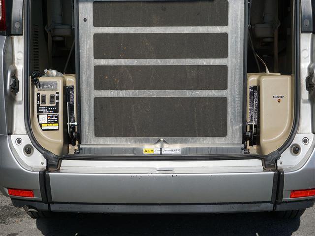 セレナ 　福祉車両チェアキャブスロープ車いす２名　２列目電動ウィンチ３列目後退防止ベルト　ナビバックカメラ　キーレス（22枚目）