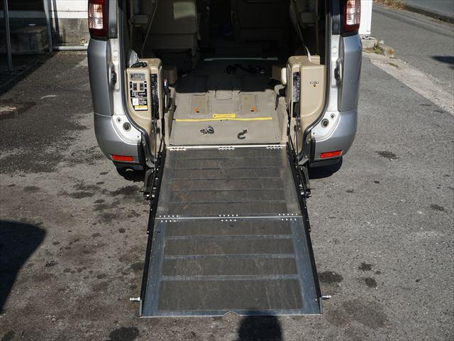 セレナ 　福祉車両チェアキャブスロープ車いす２名　２列目電動ウィンチ３列目後退防止ベルト　ナビバックカメラ　キーレス（23枚目）