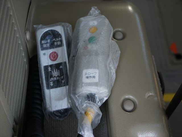 セレナ 　福祉車両チェアキャブスロープ車いす２名　２列目電動ウィンチ３列目後退防止ベルト　ナビバックカメラ　キーレス（25枚目）