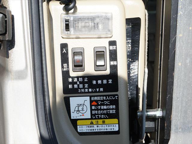 セレナ 　福祉車両チェアキャブスロープ車いす２名　２列目電動ウィンチ３列目後退防止ベルト　ナビバックカメラ　キーレス（26枚目）
