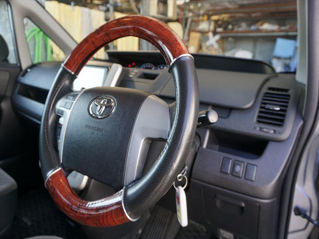 ヴォクシー 福祉車両2列目電動サイドリフトアップシート 禁煙車 純正ナビテレビ バックカメラ ETC 左パワードア 保証書 キーレス リフト用リモコン(47枚目)