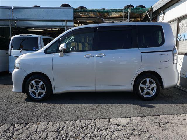 ヴォクシー 福祉車両2列目電動サイドリフトアップシート 禁煙車 純正ナビテレビ バックカメラ ETC 左パワードア 保証書 キーレス リフト用リモコン(67枚目)