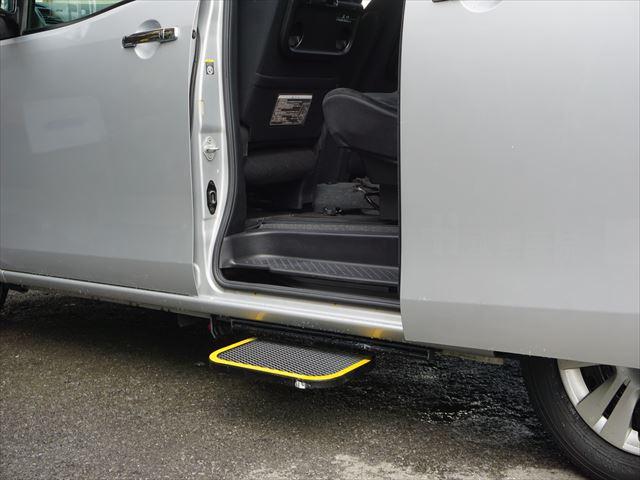 セレナ 　福祉車両チェアキャブスロープ車いす２名　２列目電動ウィンチ　３列目後退防止ベルト　オートステップ　左パワードア　禁煙車　取説　保証書　インテリジェントキー　ワンオーナー　リヤエアコン（25枚目）