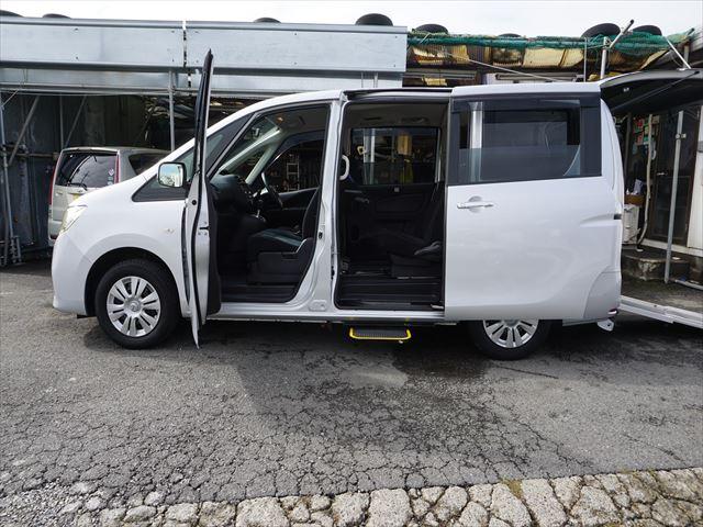 セレナ 　福祉車両チェアキャブスロープ車いす２名　２列目電動ウィンチ　３列目後退防止ベルト　オートステップ　左パワードア　禁煙車　取説　保証書　インテリジェントキー　ワンオーナー　リヤエアコン（50枚目）
