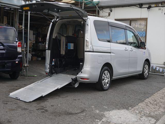 セレナ 　福祉車両チェアキャブスロープ車いす２基２列目電動ウィンチ３列目後退防止ベルト　オートステップ　手すり　キーレス　ウィンチ用リモコン　純正ディスプレーオーディオ　バックカメラ　ドラレコ（8枚目）