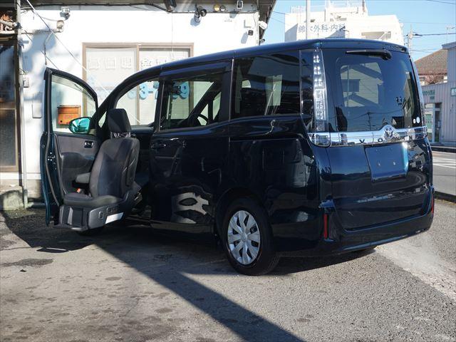 ヴォクシー 　福祉車両助手席電動サイドリフトアップシート　Ｘウェルキャブ　両側パワードア　ＬＥＤライト　純正ナビテレビ　バックカメラ　キーレス　ＥＴＣ（9枚目）
