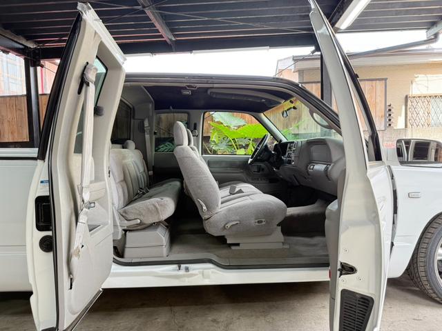 シボレーＣ－１５００ 　新車並行・助手席観音ドア・ＮＥＷ２０インチホイール・モケットベンチシート・ＮＥＷ燃料タンク・ＮＥＷ燃料ポンプ・新品バンパー・新品グリル・新品ヘッドライト・ロールパン・（3枚目）
