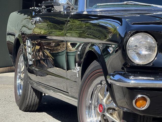 マスタング 　コンバーチブル・２８９オリジナルＶ８エンジン・４輪ディスクブレーキ・ヴィンテージエアーエアコン・ＭＳＤ点火システム整備交換済・アルミラジエター・社外へダース・ダブルフローマスター・レッドリボンタイヤ（9枚目）