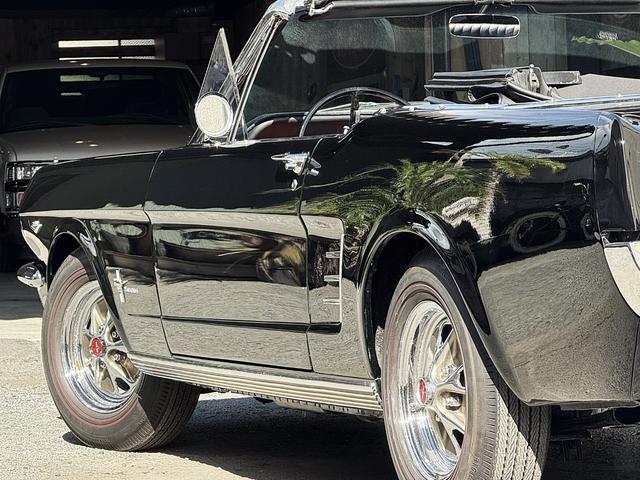 マスタング 　コンバーチブル・２８９オリジナルＶ８エンジン・４輪ディスクブレーキ・ヴィンテージエアーエアコン・ＭＳＤ点火システム整備交換済・アルミラジエター・社外へダース・ダブルフローマスター・レッドリボンタイヤ（10枚目）