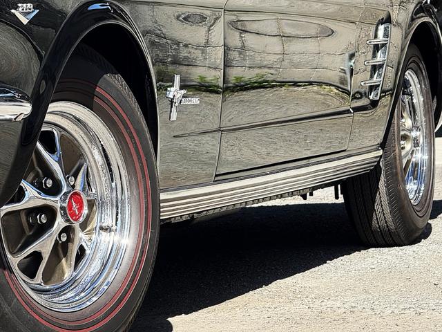 マスタング 　コンバーチブル・２８９オリジナルＶ８エンジン・４輪ディスクブレーキ・ヴィンテージエアーエアコン・ＭＳＤ点火システム整備交換済・アルミラジエター・社外へダース・ダブルフローマスター・レッドリボンタイヤ（11枚目）