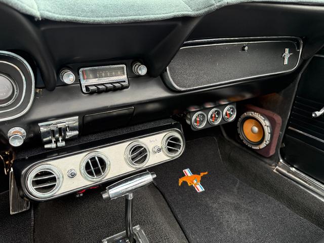 マスタング 　コンバーチブル・２８９オリジナルＶ８エンジン・４輪ディスクブレーキ・ヴィンテージエアーエアコン・ＭＳＤ点火システム整備交換済・アルミラジエター・社外へダース・ダブルフローマスター・レッドリボンタイヤ（19枚目）