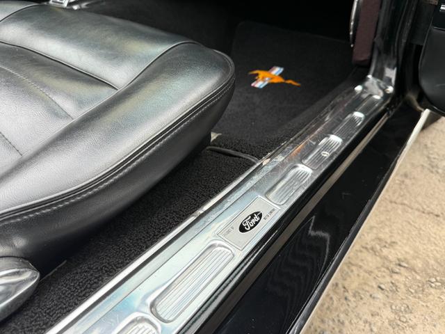 マスタング 　コンバーチブル・２８９オリジナルＶ８エンジン・４輪ディスクブレーキ・ヴィンテージエアーエアコン・ＭＳＤ点火システム整備交換済・アルミラジエター・社外へダース・ダブルフローマスター・レッドリボンタイヤ（25枚目）