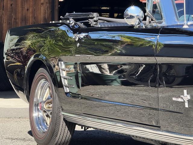 マスタング 　コンバーチブル・２８９オリジナルＶ８エンジン・４輪ディスクブレーキ・ヴィンテージエアーエアコン・ＭＳＤ点火システム整備交換済・アルミラジエター・社外へダース・ダブルフローマスター・レッドリボンタイヤ（33枚目）