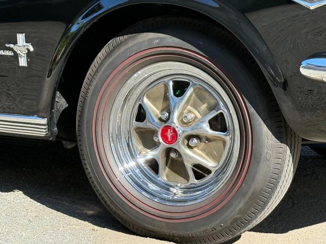 マスタング 　コンバーチブル・２８９オリジナルＶ８エンジン・４輪ディスクブレーキ・ヴィンテージエアーエアコン・ＭＳＤ点火システム整備交換済・アルミラジエター・社外へダース・ダブルフローマスター・レッドリボンタイヤ（35枚目）