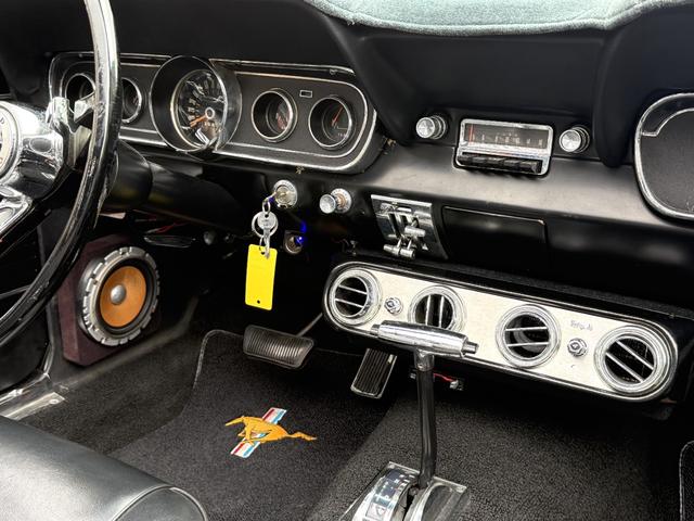 マスタング 　コンバーチブル・２８９オリジナルＶ８エンジン・４輪ディスクブレーキ・ヴィンテージエアーエアコン・ＭＳＤ点火システム整備交換済・アルミラジエター・社外へダース・ダブルフローマスター・レッドリボンタイヤ（50枚目）