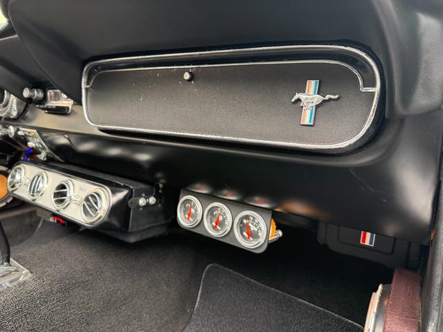 マスタング 　コンバーチブル・２８９オリジナルＶ８エンジン・４輪ディスクブレーキ・ヴィンテージエアーエアコン・ＭＳＤ点火システム整備交換済・アルミラジエター・社外へダース・ダブルフローマスター・レッドリボンタイヤ（53枚目）