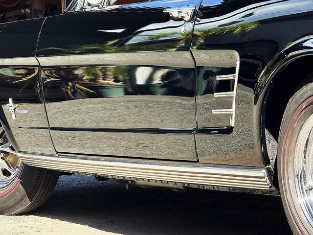 マスタング 　コンバーチブル・２８９オリジナルＶ８エンジン・４輪ディスクブレーキ・ヴィンテージエアーエアコン・ＭＳＤ点火システム整備交換済・アルミラジエター・社外へダース・ダブルフローマスター・レッドリボンタイヤ（68枚目）