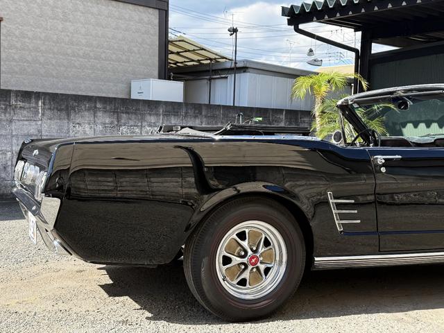 マスタング 　コンバーチブル・２８９オリジナルＶ８エンジン・４輪ディスクブレーキ・ヴィンテージエアーエアコン・ＭＳＤ点火システム整備交換済・アルミラジエター・社外へダース・ダブルフローマスター・レッドリボンタイヤ（72枚目）