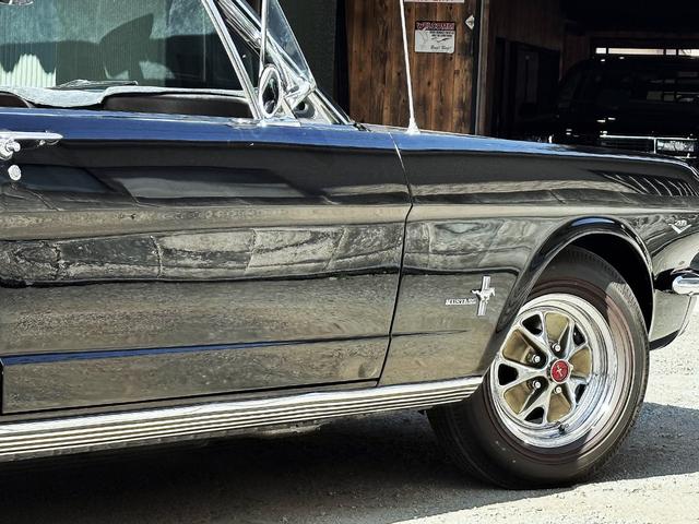 マスタング 　コンバーチブル・２８９オリジナルＶ８エンジン・４輪ディスクブレーキ・ヴィンテージエアーエアコン・ＭＳＤ点火システム整備交換済・アルミラジエター・社外へダース・ダブルフローマスター・レッドリボンタイヤ（73枚目）